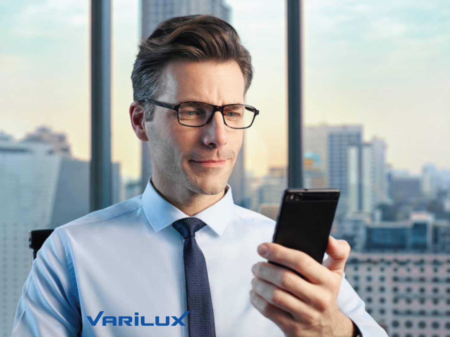 Hombre utilizando lentes multifocales progresivos Varilux comprados en Opticas David